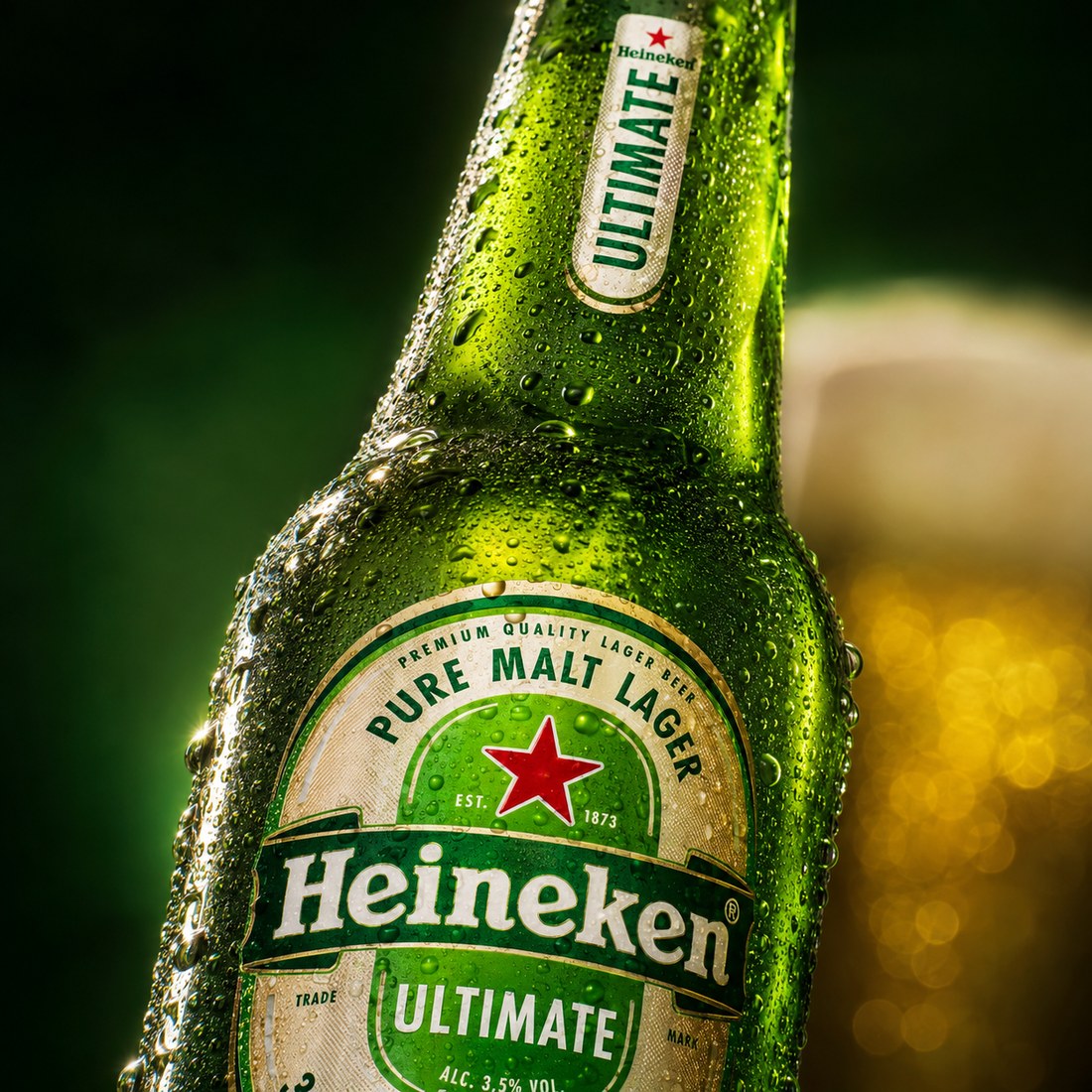 P2 garrafa gelada e copo Heineken com colarinho, o mesmo líquido dourado da regular