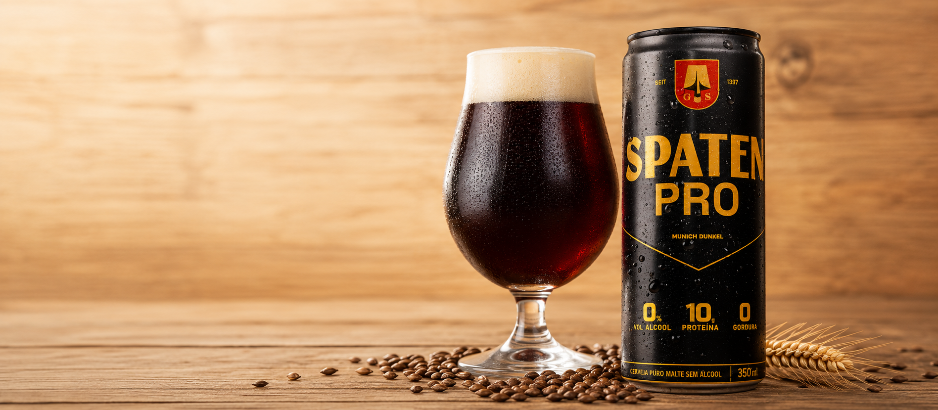 Copo de cerveja escura Munich Dunkel com graos de malte e a lata Spaten Pro